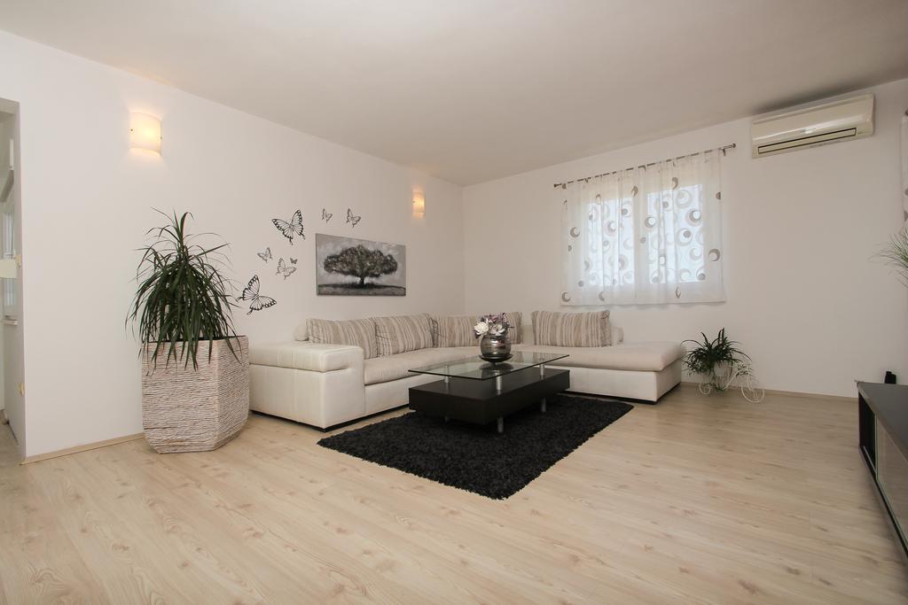 Apartment Lara Kaštel Novi エクステリア 写真