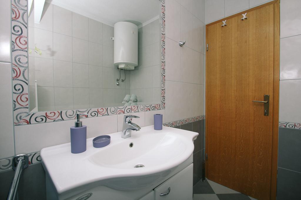 Apartment Lara Kaštel Novi エクステリア 写真